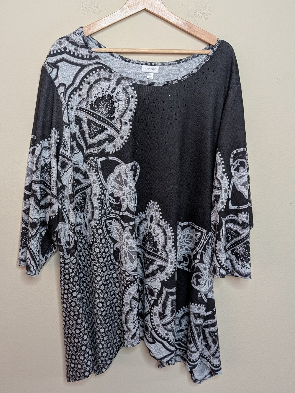 Avenue Black Gray Paisley Medallion Embellished Tunic Top Size 22/24